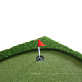 Golf mettant le tapis d&#39;herbe artificielle verte